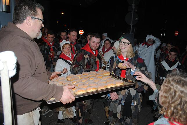 Bild 1: So stärken sich die Waldshuter Narren für einen langen Fasnachtstag