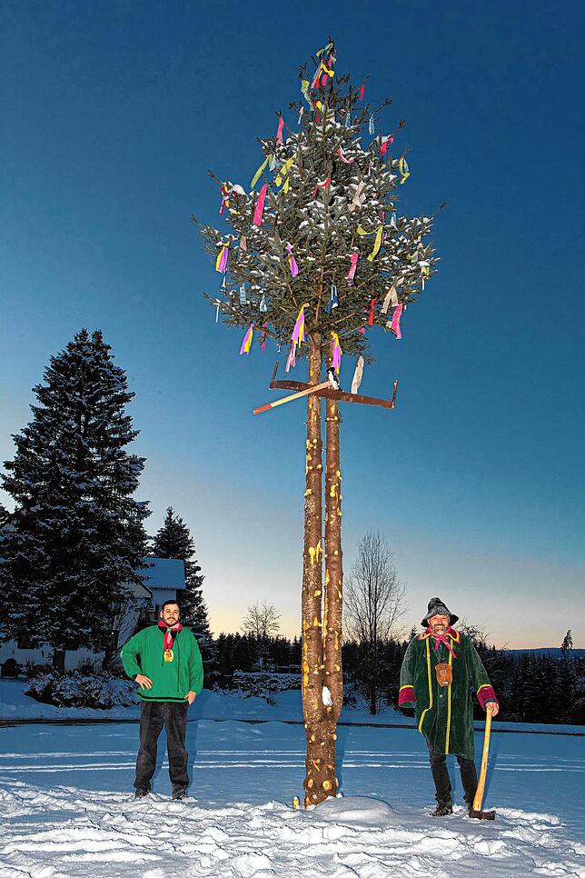 Die Symbole der Holzhacker sind am Narrenbaum angebracht.
