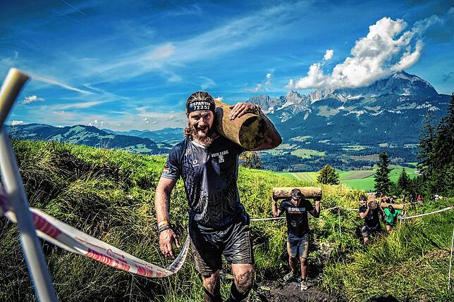 Mit einem Baumstamm auf der Schulter: Wunn bei seinem ersten Ultra-Rennen im französischen Morzine.