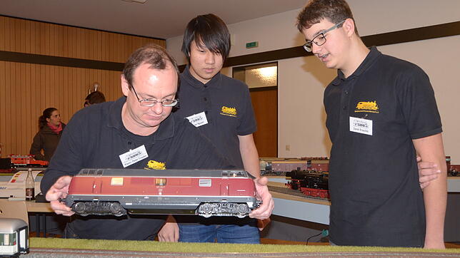 Klaus-Peter Franke, Wense Nguyen und Daniel Brauchle helfen dieser schweren 60er-Jahre-Diesellok der Deutschen Bundesbahn in die Spur. ...