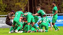 Der TSV Aach-Linz feiert seinen 2:1-Sieg über den FC Öhningen-Gaienhofen.