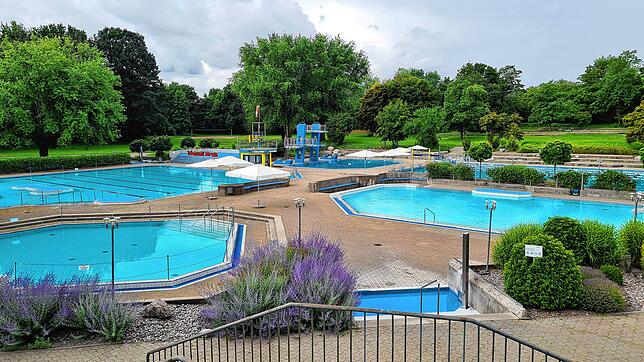 Die Stadt will beim Freibad und beim Hallenbad sparen und die Einnahmen steigern. Bild: Stefan Ammann