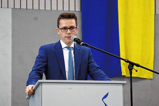 Der Steißlinger Bürgermeister Benjamin Mors geht in seiner Rede auf die Verdienste der Ehrenamtlichen ein.