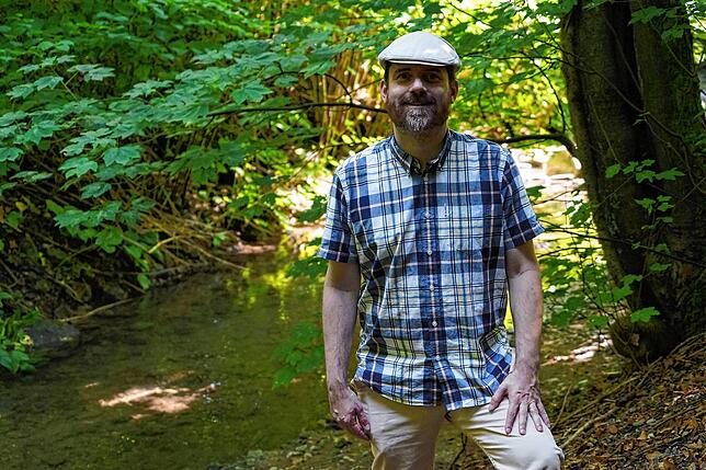 Auf Spurensuche der Gewässer der Doppelstadt genießt Stadtarchivar Ingo Donnhauser tief unten im Seltenbachtal die kühle Luft.
