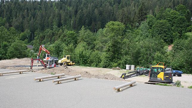 Noch beherrschen Baumaschinen das Bild auf dem künftigen Todtmooser Wohnmobil-Stellplatz. Die obere Ebene im Vordergrund ist jedoch ...