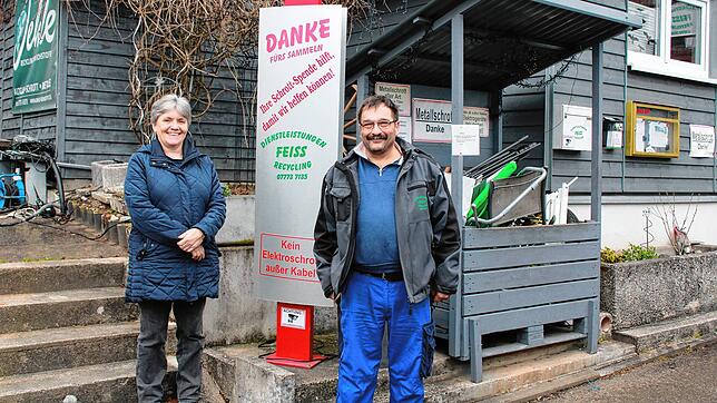 Sie sammeln Schrott und spenden die Erlöse: Manuela Feiß kümmert sich um Büro und Termine, ihr Mann Gottfried Feiß übernimmt die ...