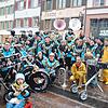 Die Salpeterer Pressband aus Birkingen gibt trotz abgebauter Bühne ein Mini-Konzert in der Kaiserstraße.