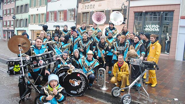 Die Salpeterer Pressband aus Birkingen gibt trotz abgebauter Bühne ein Mini-Konzert in der Kaiserstraße.
