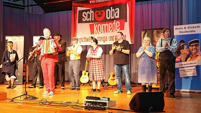 Immer wieder traten die Akteure der Schwoba-Komöde am Samtagbend in der Pfullendorfer Stadthalle als Chor auf. Mit schwäbischen Liedern ...