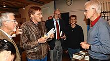 Jürgen Resch (rechts) von der Deutschen Umwelthilfe steht nach der Filmvorführung mit (von rechts weiter) Nikolas Baur von der Singener ...