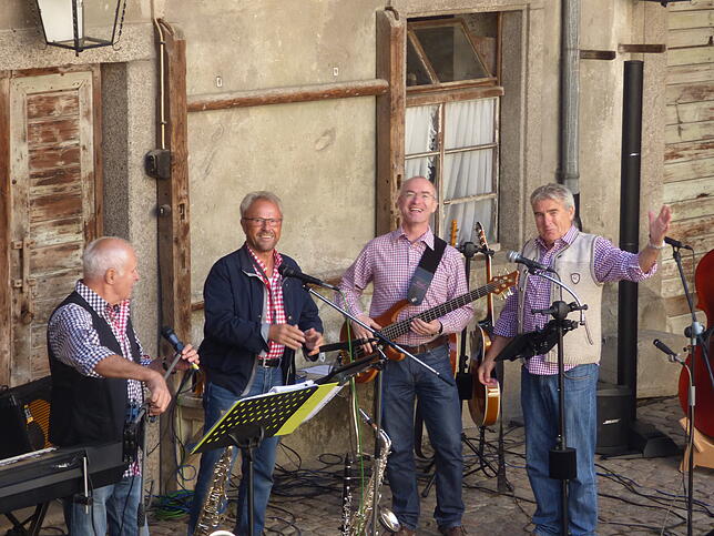 Unterhaltsam: Roland Küpfer (rechts) und seine Freunde begeistern Besucher beim Herbstfest mit einem musikalischen Frühschoppen.