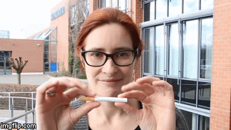 Schluss mit dem Qualmen: Angelika Wohlfrom bricht ihre Zigarette durch.