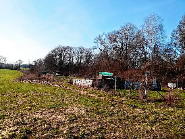Ein weiterer Platz liegt südöstlich vom Bildungszentrum.