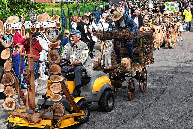 Mit viel Holz: Schon mit den Naturmaterialien dekoriert ist dieser Wagen.