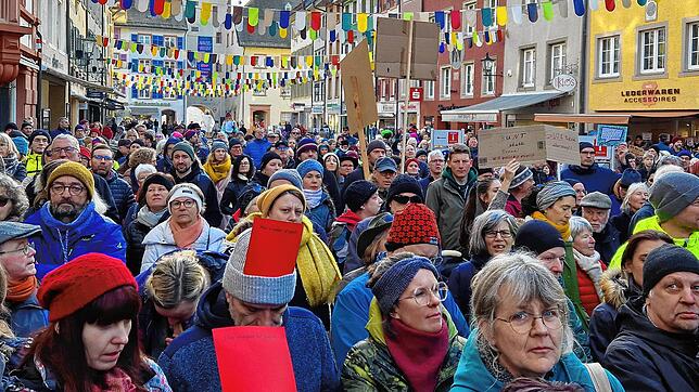 Menschen gehen in der Kaiserstraße in Waldshut gegen Rechtsextremismus auf die Straße.