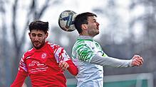 Donaueschingens Sebastian Sauter (rechts) im Kopfballduell mit dem Salemer Fabio di Modugno. Am Ende verliert Schlusslicht ...