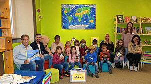 Vorschulkinder und Erwachsene – von links Erwin Müller, Dominik Sluzalek, Sabine Fichter, Evelyn Mohrland, Deborah Baschnagel und Heike ...
