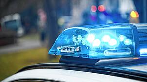 Blaulicht auf einem Einsatzfahrzeug der Polizei am Unfallort. Hier ein Symbolbild.