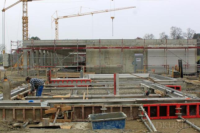 Für das Kinderbecken ist das Fundament gelegt, das Edelstahlbecken wird mit Beton stabilisiert.