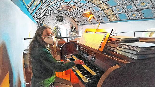 Für voluminöse Orgelklänge während des Gottesdienstes in der katholischen Kirche in Urach sorgt jetzt auch Stefanie Günter. Sie hat bei ...