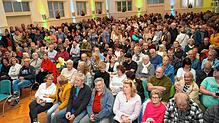 Die Stühle der Festhalle sind lange vor Beginn der Kandidatenvorstellung restlos belegt. An den Wänden und in den Gängen in der Halle ...