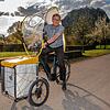 Benedikt Oexle, SPD-Gemeinderat in Singen, mit seinem wetterfesten Lastenfahrrad. Im Hintergrund Singens Hausberg Hohentwiel.