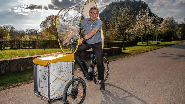 Benedikt Oexle, SPD-Gemeinderat in Singen, mit seinem wetterfesten Lastenfahrrad. Im Hintergrund Singens Hausberg Hohentwiel.