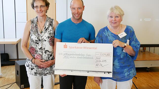 Mountainbike-Welt- und Europameister Kai Saaler übergibt die Spende an Beate Jaisle (rechts) und Andrea Scheppele von der ...