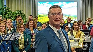 Bürgermeisterwahl in Stühlingen: Hier der wiedergewählte Amtsinhaber Joachim Burger noch vor der Ergebnisverkündung. Im Hintergrund ...