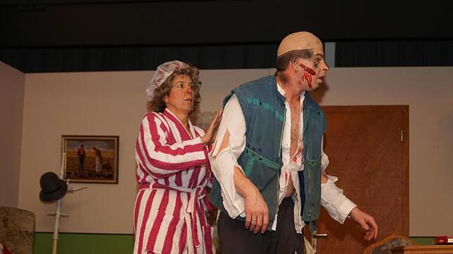 Tante Kätchen (Claudia Weißhaar) kümmert sich um den ziemlich ramponierten Erwin Knascht (Felix Bickel) der bei der Begegnung mit dem ...
