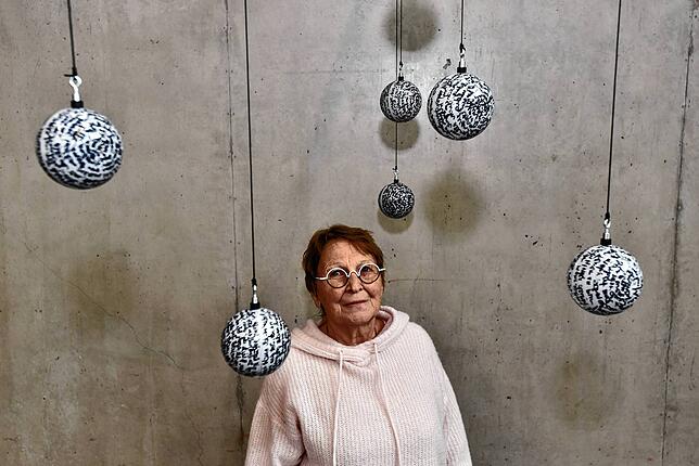 Rita Gabler zeigt in Donaueschingen neben vom Strand inspirierten Bildern auch ihre Skulptur „Ballons – Summe der Momente“, die sie an ...
