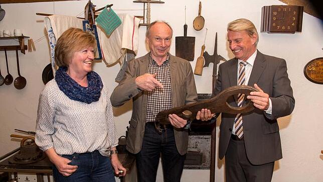 Reinhard König (Mitte) zeigt im Heimatmuseum Bürgermeister Jürgen Beisswenger die selbe Halszwinge. Links die heutige zweite Vorsitzende ...
