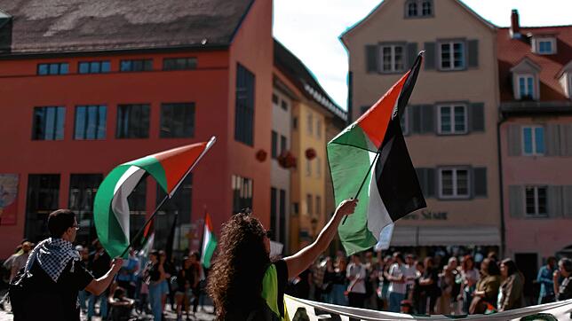 Auch in Konstanz gehen Menschen auf die Straße, um sich mit Palästina und den Menschen im Gazastreifen zu solidarisieren.