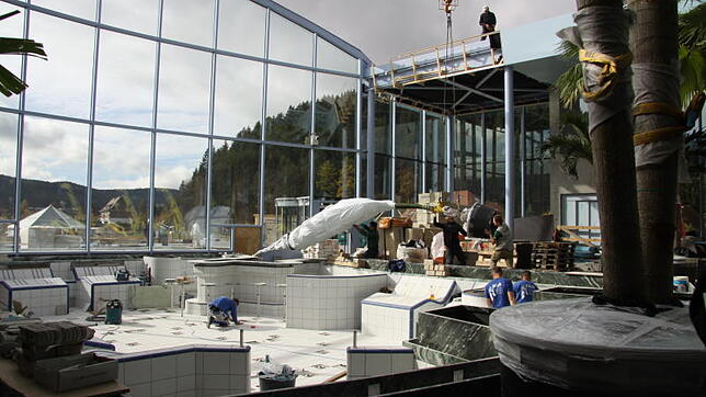 Derzeit herrscht reges Treiben im Erweiterungsbau des Badeparadies Schwarzwald in Titisee-Neustadt. Über 100 echte Palmen werden ...