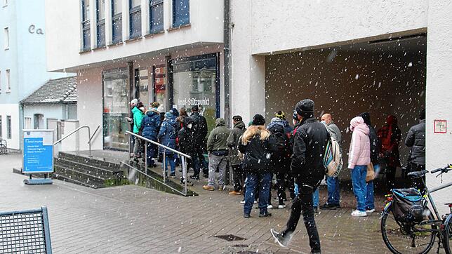 Vor dem neuen Impfstützpunkt in der Eugen-Bolz-Straße 10 stehen die Besucher Schlange.