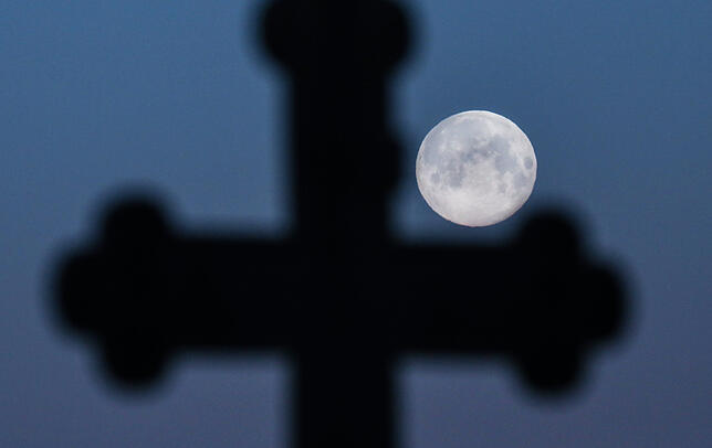 Der Vollmondmörder ist ein Mythos: Bei Vollmond sollen sogar 15 Prozent weniger Mord und Totschlag stattfinden als unter Neumond.