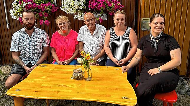 Das neue Team im Warenbachstüble: Maikel Babic, Birgit und Mirko Babic sowie die Mitarbeiterinnen Irina Laubhan und Elpida Kachrimanis.