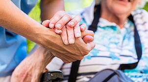Die Pflege im Pflegeheim gilt aufgrund eines hohen Eigenanteils als besonders teuer. Verbeamtete Menschen müssen unter Umständen weniger ...