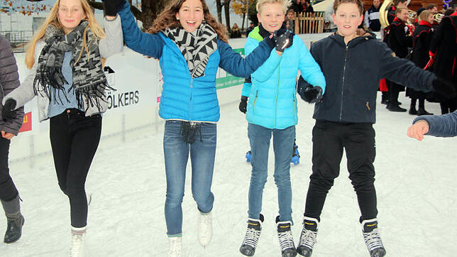 Viel Spaß am Eröffnungstag auf der Eisbahn "Üb on Ice" hatten von links Joana Dold, Salomé Steurer, Timm Lailach und Marius Brenig. ...
