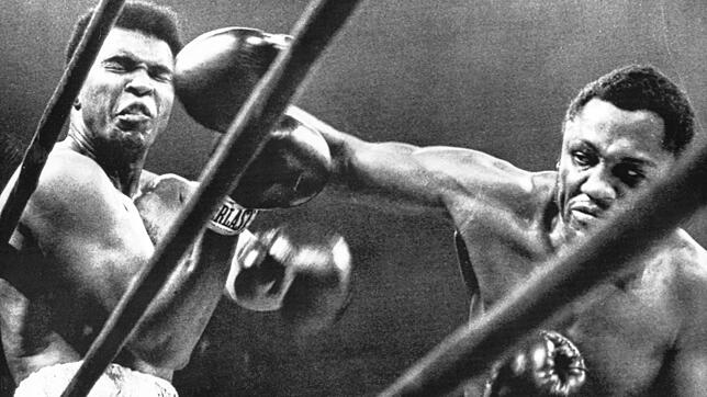 Muhammad Ali (links) kassiert einen schweren Kopftreffer seines Kontrahenten Joe Frazier. Das Duell war mehr als ein Boxkampf, Ali war ...