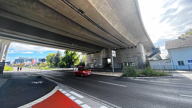 An dieser Stelle hat der noch unbekannte Täter die sechs E-Scooter von der Schänzlebrücke aus auf die Fahrbahn der Reichenaustraße geworfen.