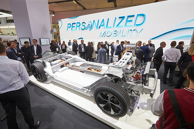 Am Stand des Automobilzulieferers Bosch auf der IAA sind Komponenten für Elektrofahrzeuge zu sehen.