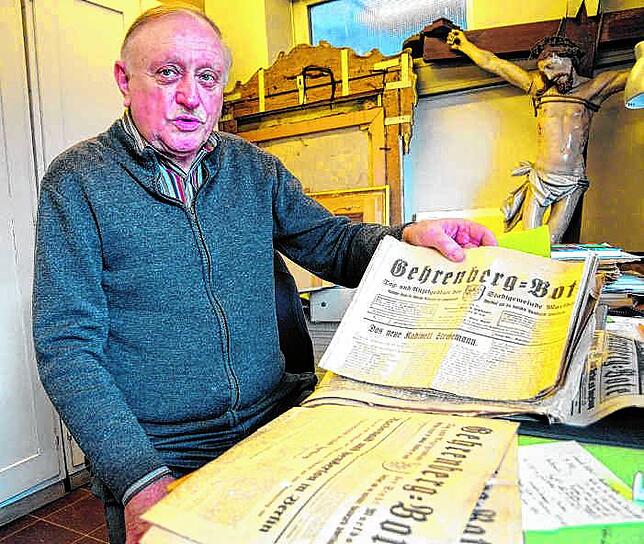 Der Stadtarchivar in seinem Element: Walter Hutter mit Exemplaren des Markdorfer &bdquo;Gehrenberg-Bote&ldquo;. Dieses Bild entstand im ...
