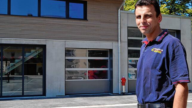 Kommandant Christian Gunnesch vor dem neuen Feuerwehrgebäude der Abteilung Mahlspüren im Tal/Seelfingen. Zur endgültigen Fertigstellung ...