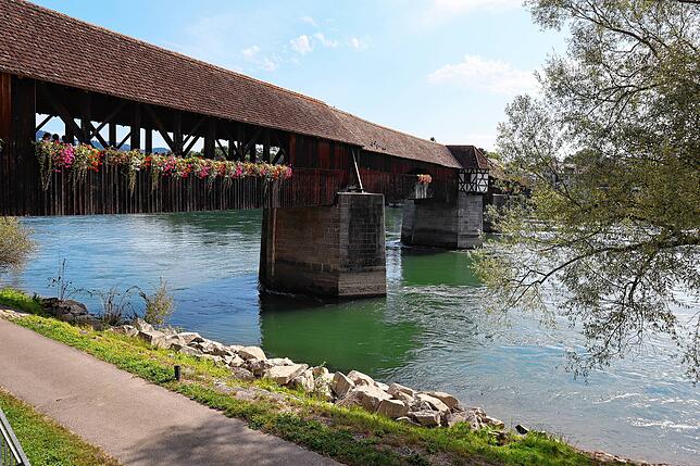 Die Holzbrücke Bad Säckingen verbindet die deutsche Stadt Bad Säckingen mit der Gemeinde Stein in der Schweiz – bietet noch dazu ...