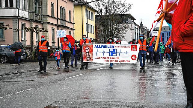 Mit einem großen Banner startete der Aktionstag vor dem Allweiler-Werk.