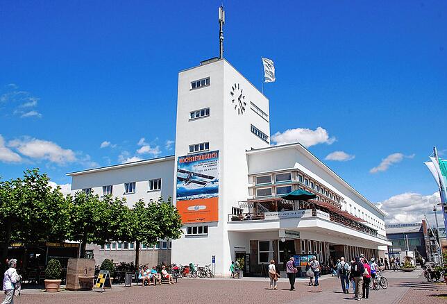 Das Zeppelin Museum in Friedrichshafen präsentiert die Geschichte der legendären Luftschiffe, von der frühen Entwicklung bis zu den ...