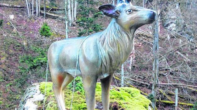 Einen lebensgroßen Hirsch aus Plastik haben Unbekannte im Wehratal aufgestellt.