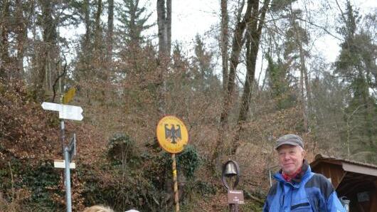 Die Fährleute der Rüedifaar warten auf die ersten Fahrgäste, von links: Rös und Hans Zürcher mit Roy Wegmann.