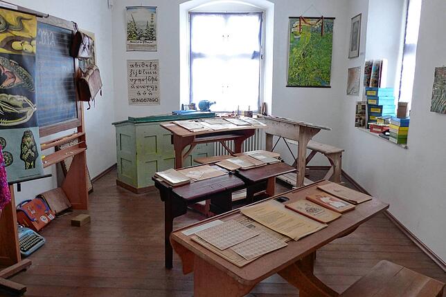 Im vermutlich ehemaligen Skriptorium, der Schreibstube, befindet sich ein liebevoll eingerichtetes Schulmuseum, das von Irmgard ...